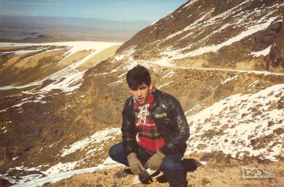 O Marcelo descansa na caminhada até o topo do monte Chacaltaya, perto de La Paz, na Bolívia (viagem de Julho de 1990)